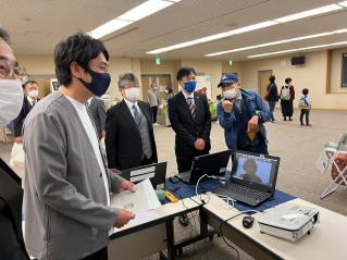 者 の 方々 も 興味 深く 三日市 小学校 で の 取組 に 耳 を 傾け られ て い まし た